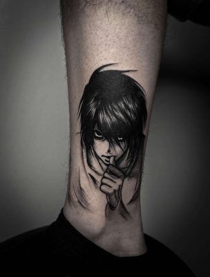 Egy dotwork stílusú animekarakter tetoválás vádlin