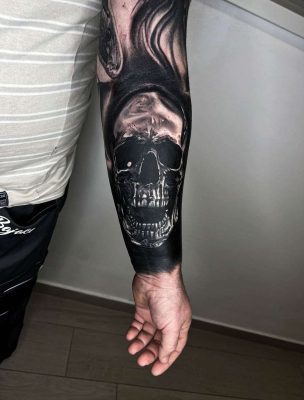 Koponyafejes tetoválás alkaron egy bajai tetoválószalonban