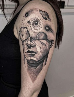 Egy kreatív emberi fej tetoválás, melyből egy galaxis jön ki, szimbolikus tetoválás Baján