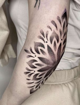 Maori stílusú nőies könyök tetoválás