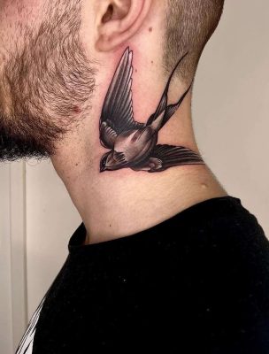 Egy férfi nyakán szereplő nyaktetoválás, mely egy madarat ábrázol